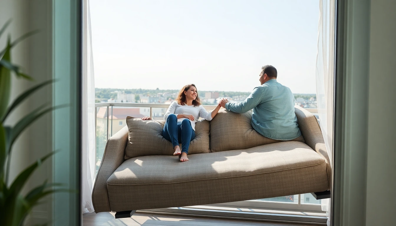 Ein glückliches Paar beobachtet von ihrem Balkon, wie ihr Sofa mit einem Umzugslift nach oben transportiert wird.