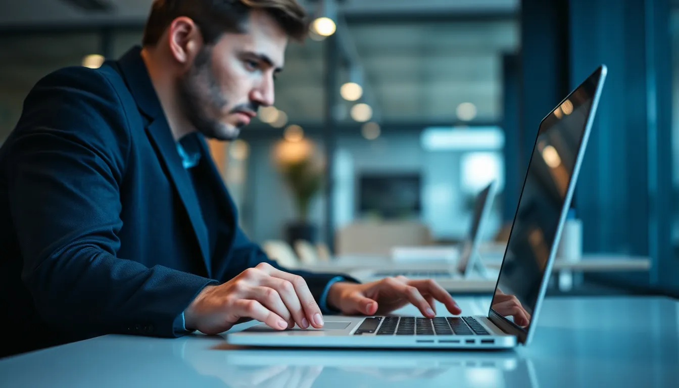 Person sucht diskret nach Finanzbuchhalter Jobs am Laptop im Büro