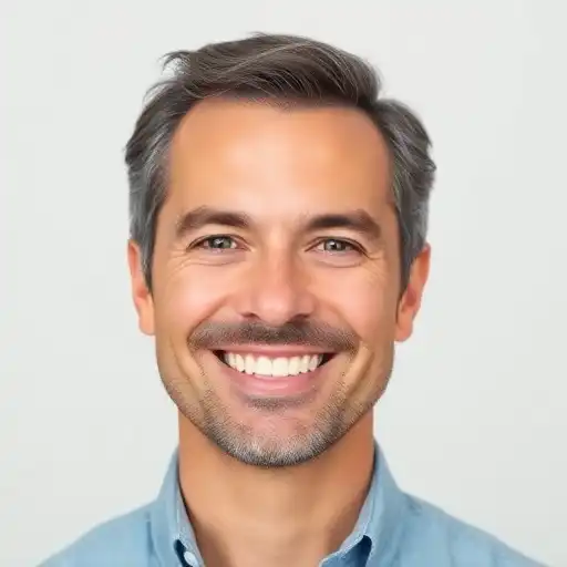 Portrait eines zufriedenen Kandidaten, der durch ONE! Recruiting seinen Treuhand-Job fand